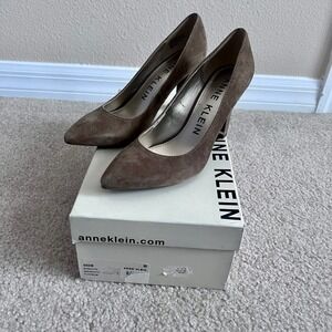 Anne Klein Tonia Suede Pointed Toe Block Heel Pumps Taupe 6.5M